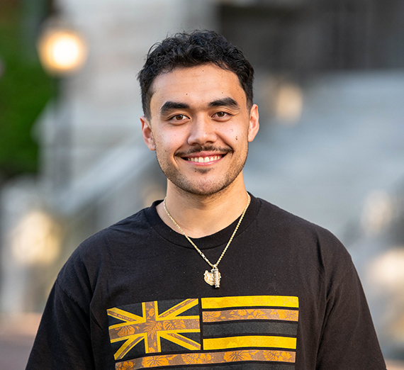 امرأة ترتدي تي شيرتًا عليه نجمة وتتكئ على سياج